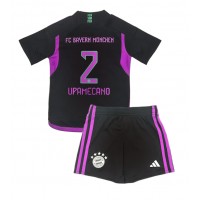 Camiseta Bayern Munich Dayot Upamecano #2 Visitante Equipación para niños 2023-24 manga corta (+ pantalones cortos)